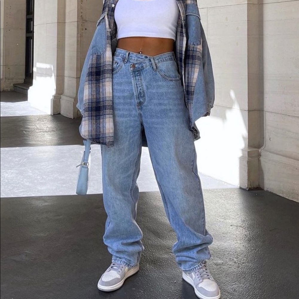 Crossover Straight Leg Jeans - Light Wash